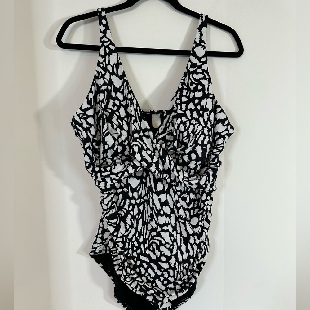 Woman’s Black and White Patterned Women Swim One Piece SZ 20